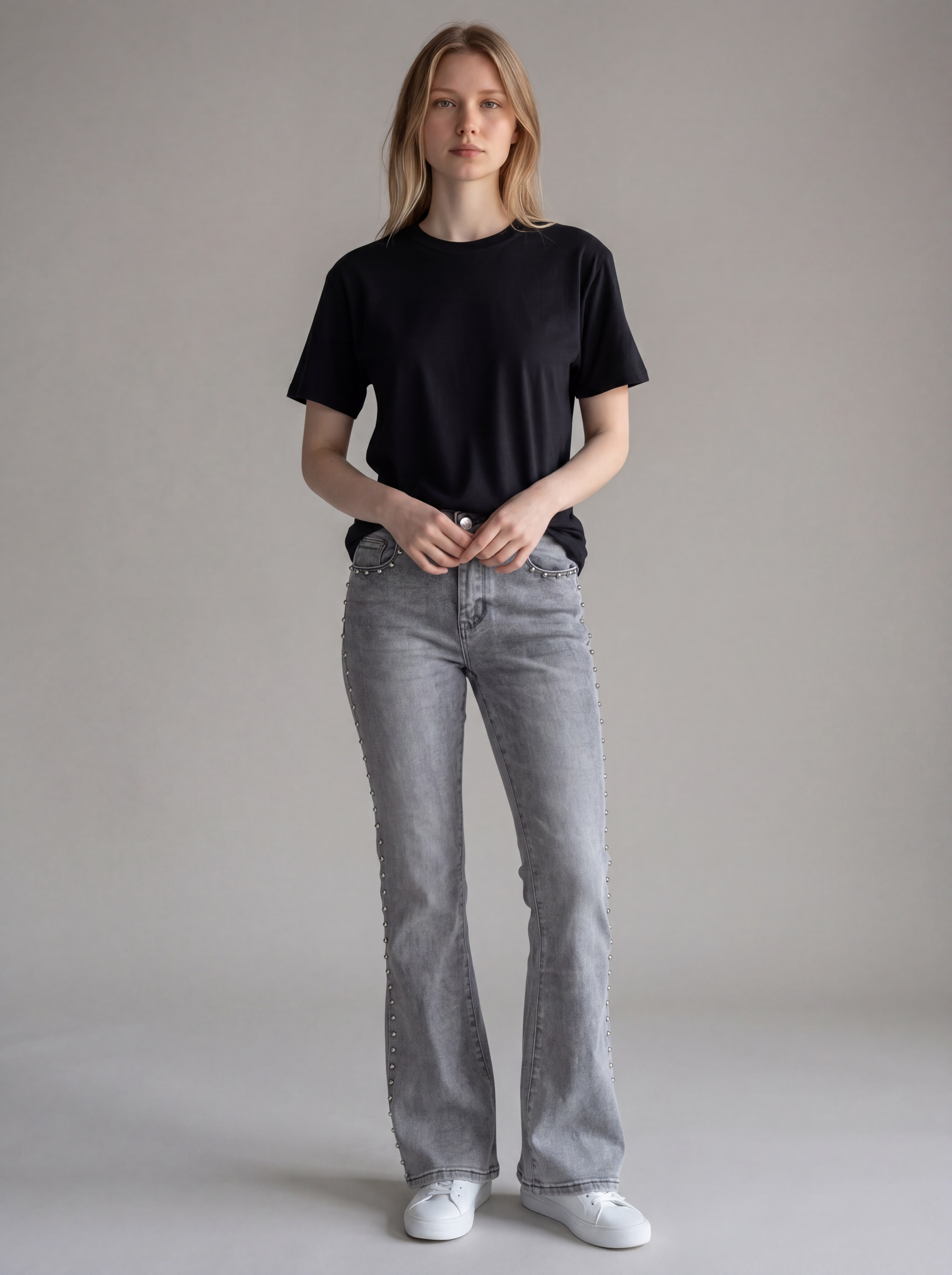 Jeans a Zampa con Borchie Laterali