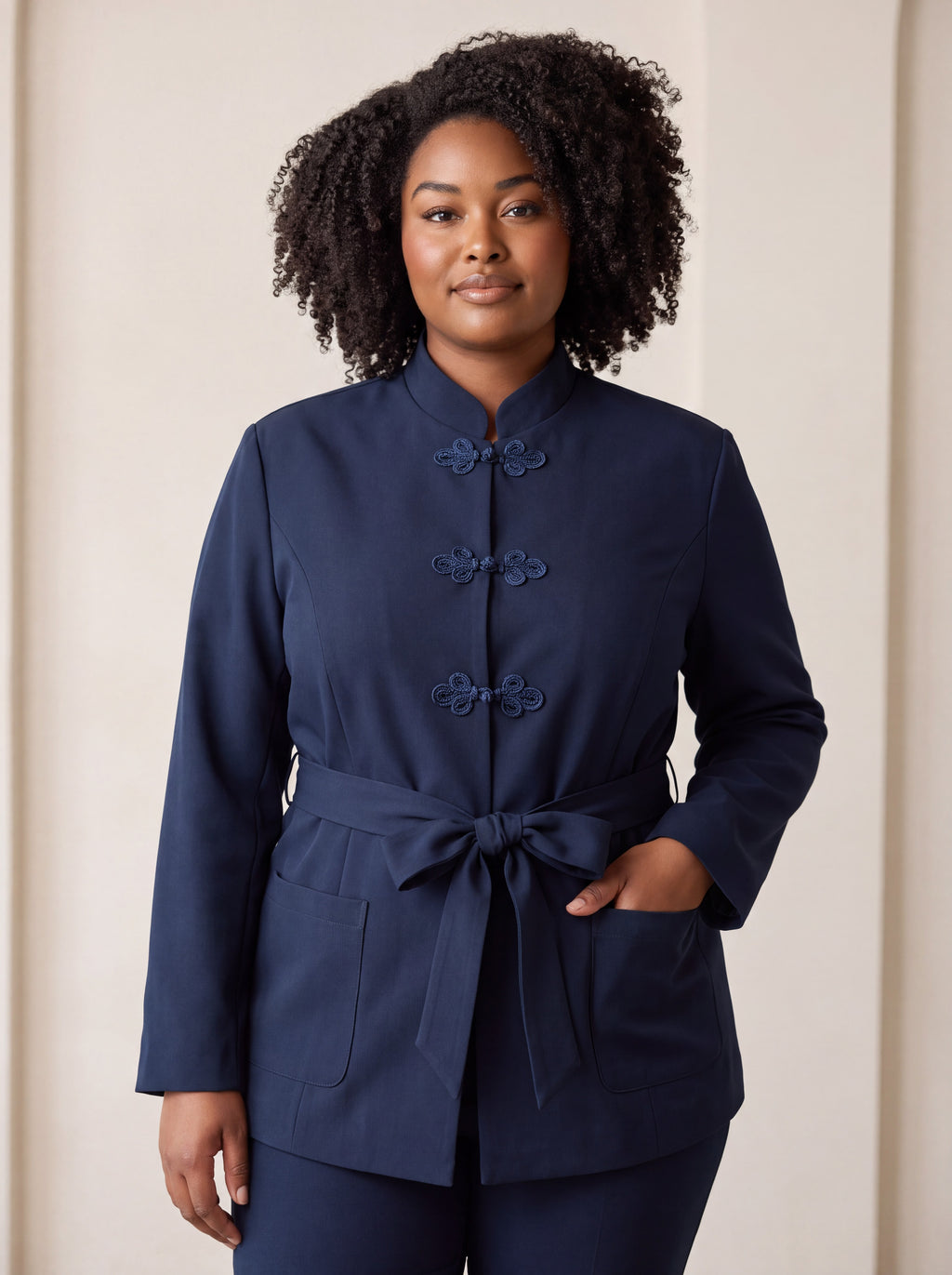 Giacca Curvy Stile Orientale con Alamari e Cintura in Vita – Collo alla Coreana