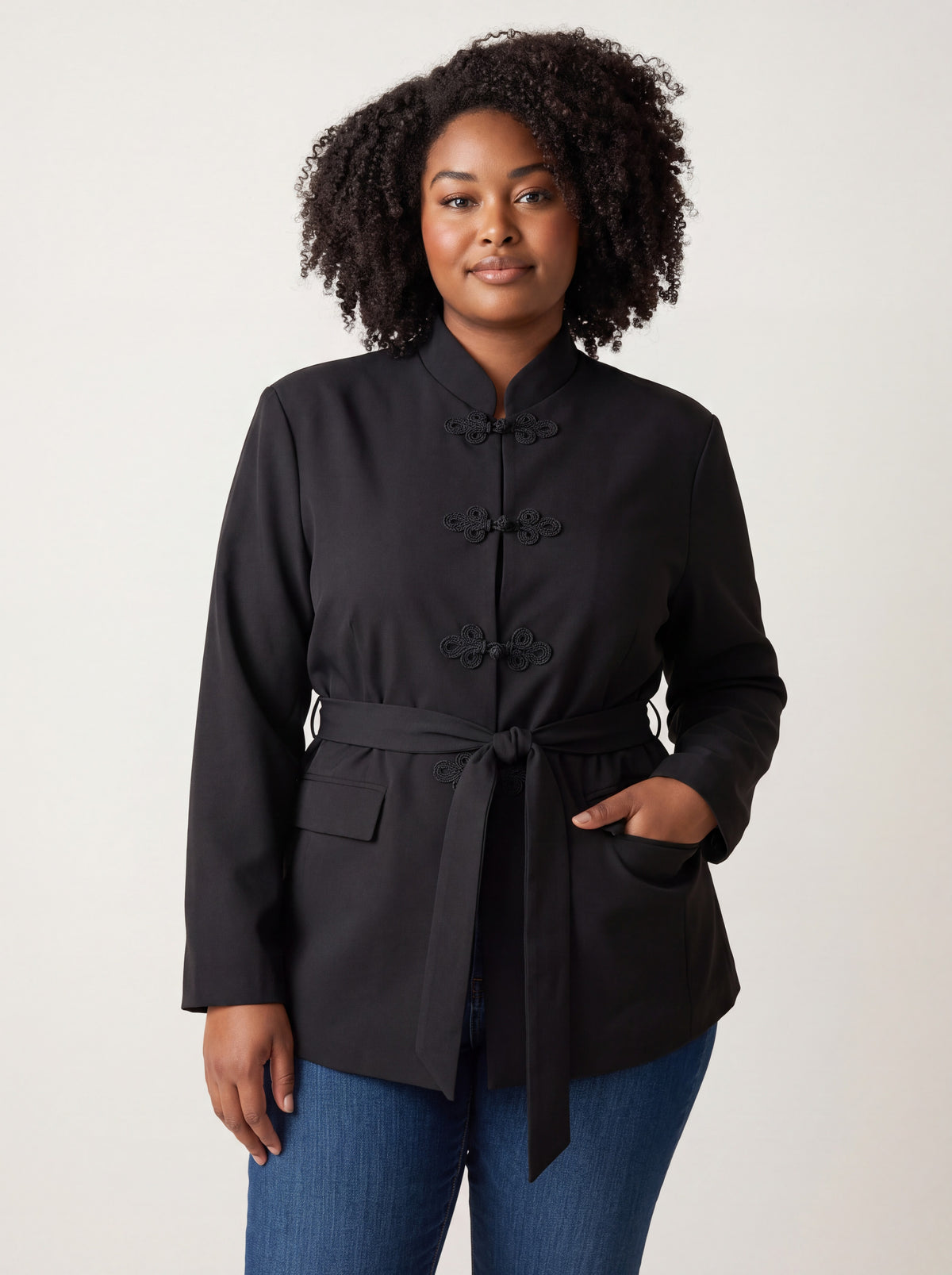 Giacca Curvy Stile Orientale con Alamari e Cintura in Vita – Collo alla Coreana