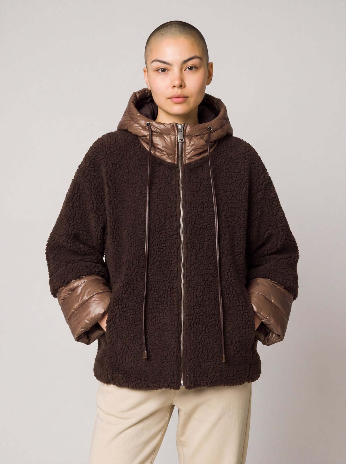 Giacca Curvy Teddy Bimateriale con Cappuccio e Dettagli Piumino