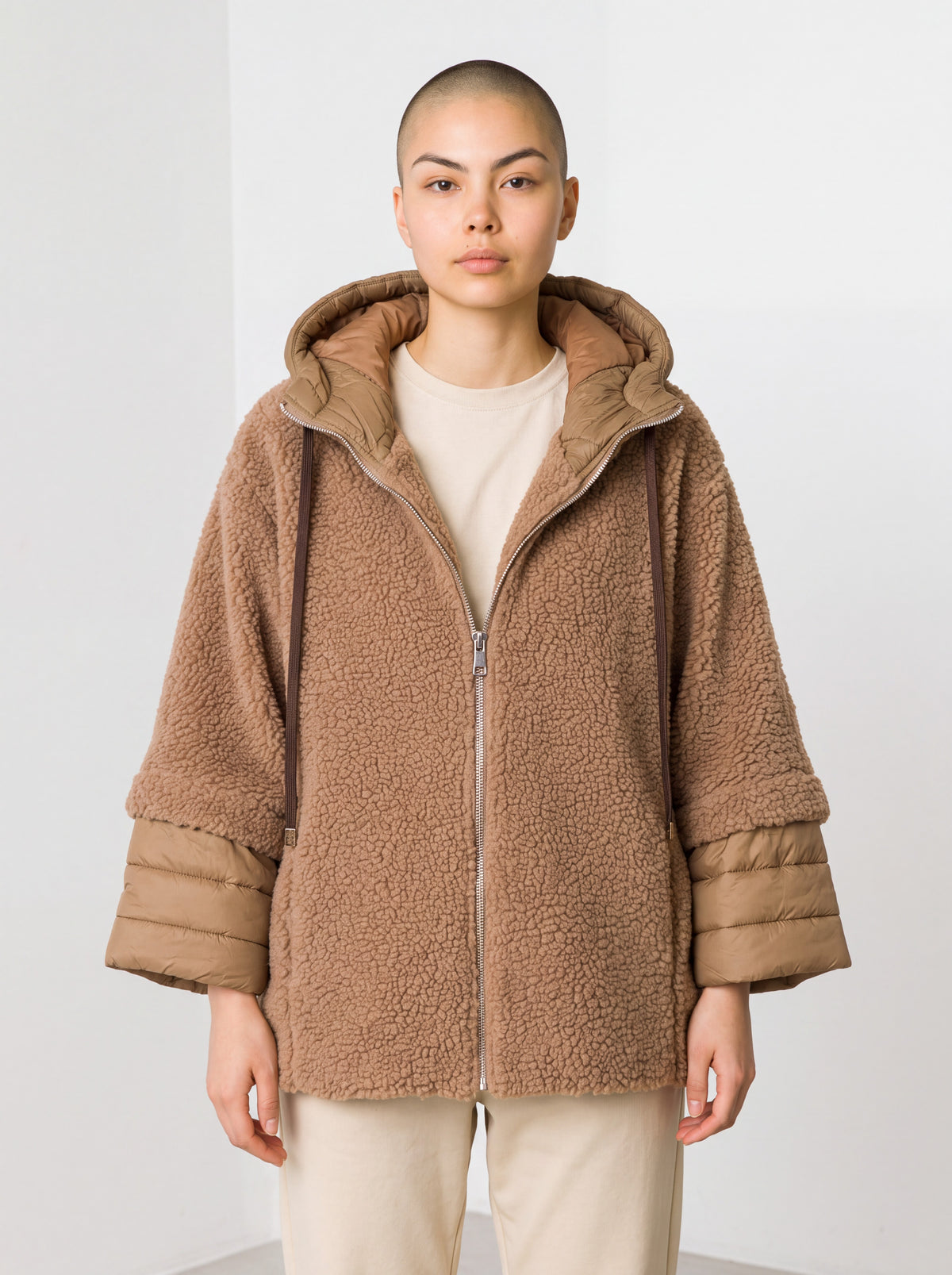 Giacca Curvy Teddy Bimateriale con Cappuccio e Dettagli Piumino