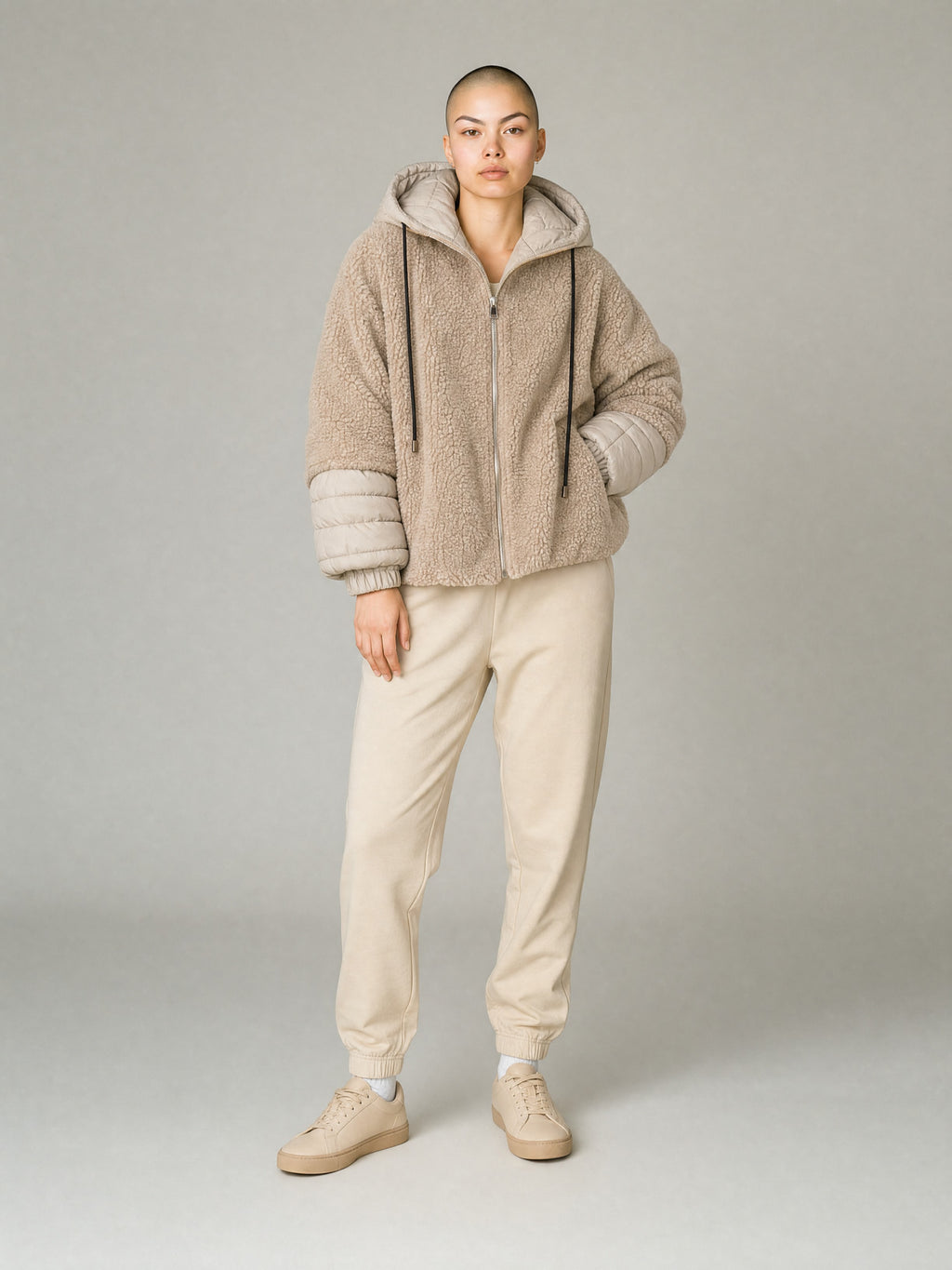 Giacca Curvy Teddy Bimateriale con Cappuccio e Dettagli Piumino