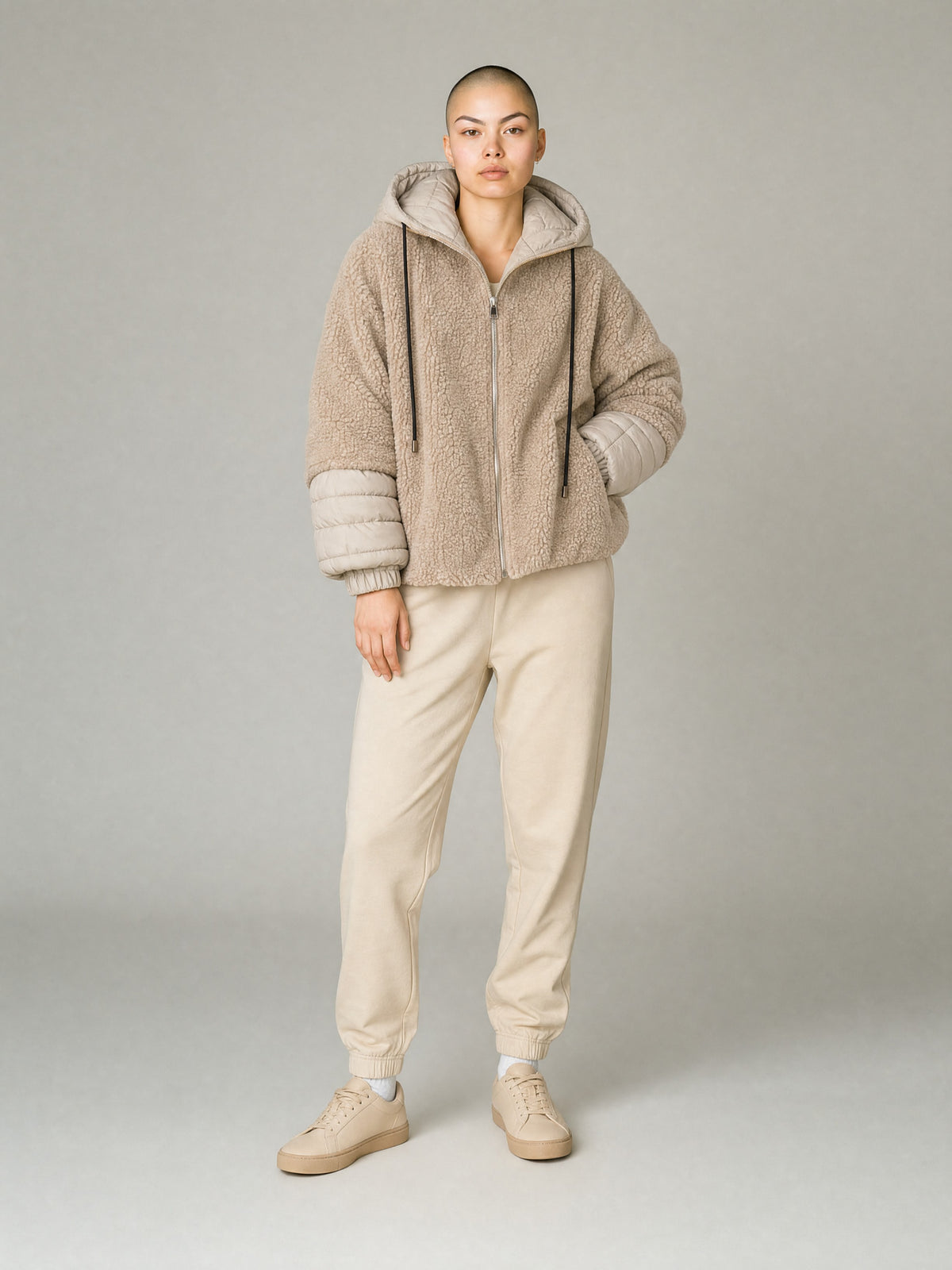 Giacca Curvy Teddy Bimateriale con Cappuccio e Dettagli Piumino