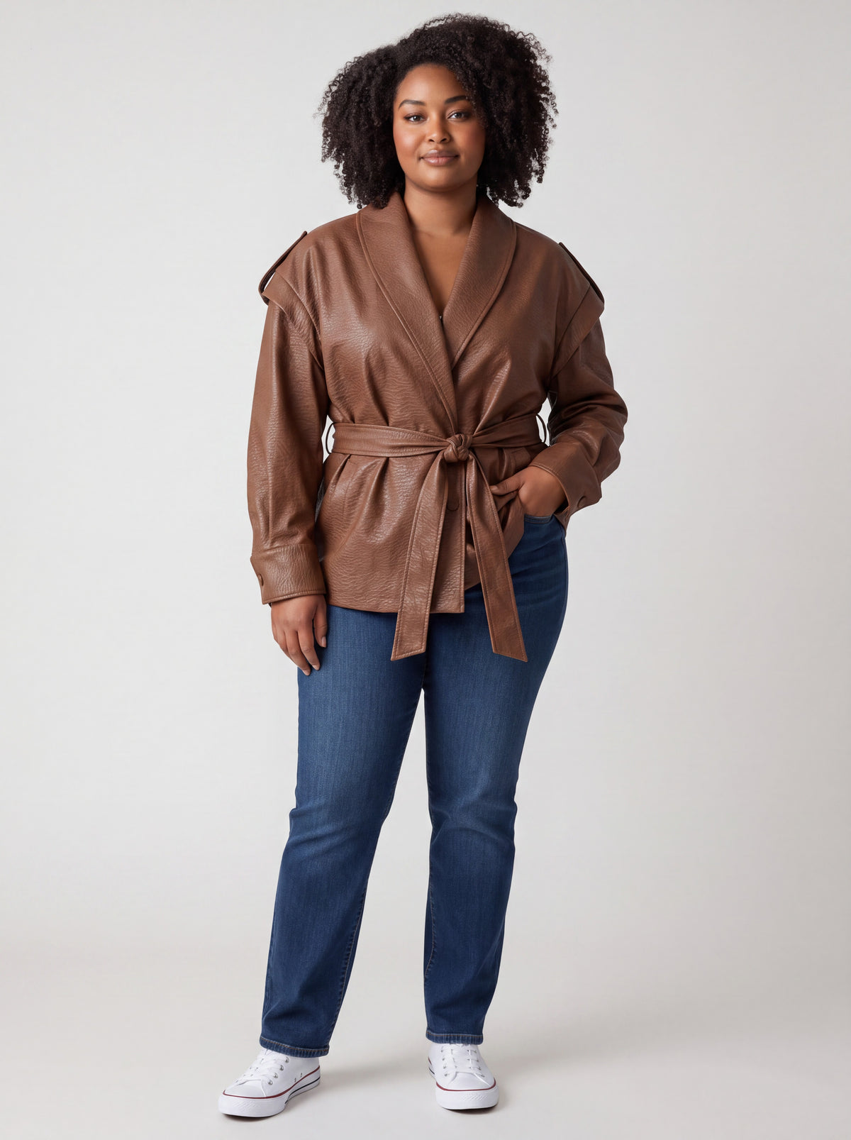 Giacca Curvy in Ecopelle Martellata con Cintura e Collo a Scialle – Effetto Vintage