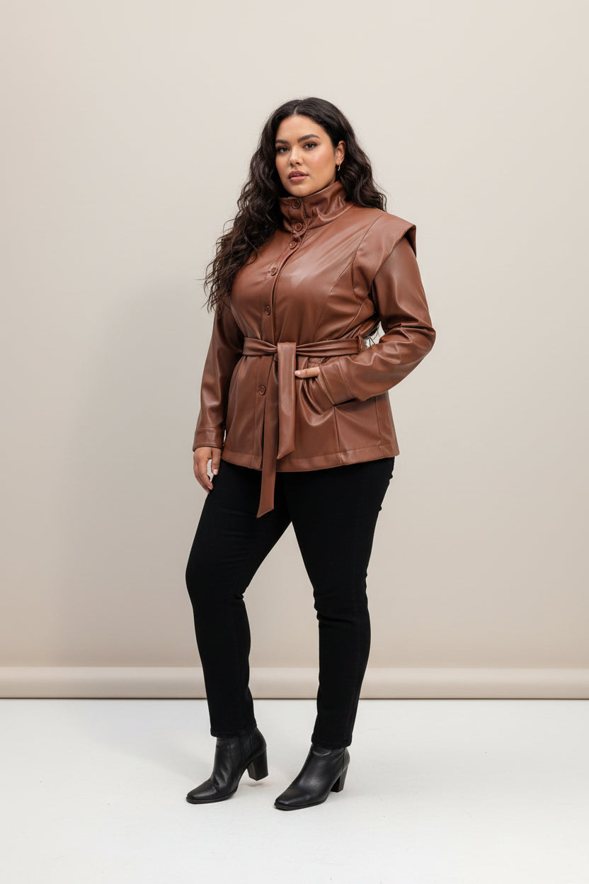 Giacca Curvy in Ecopelle Soft con Collo Alto, Spalline Mantellina e Cintura in Vita
