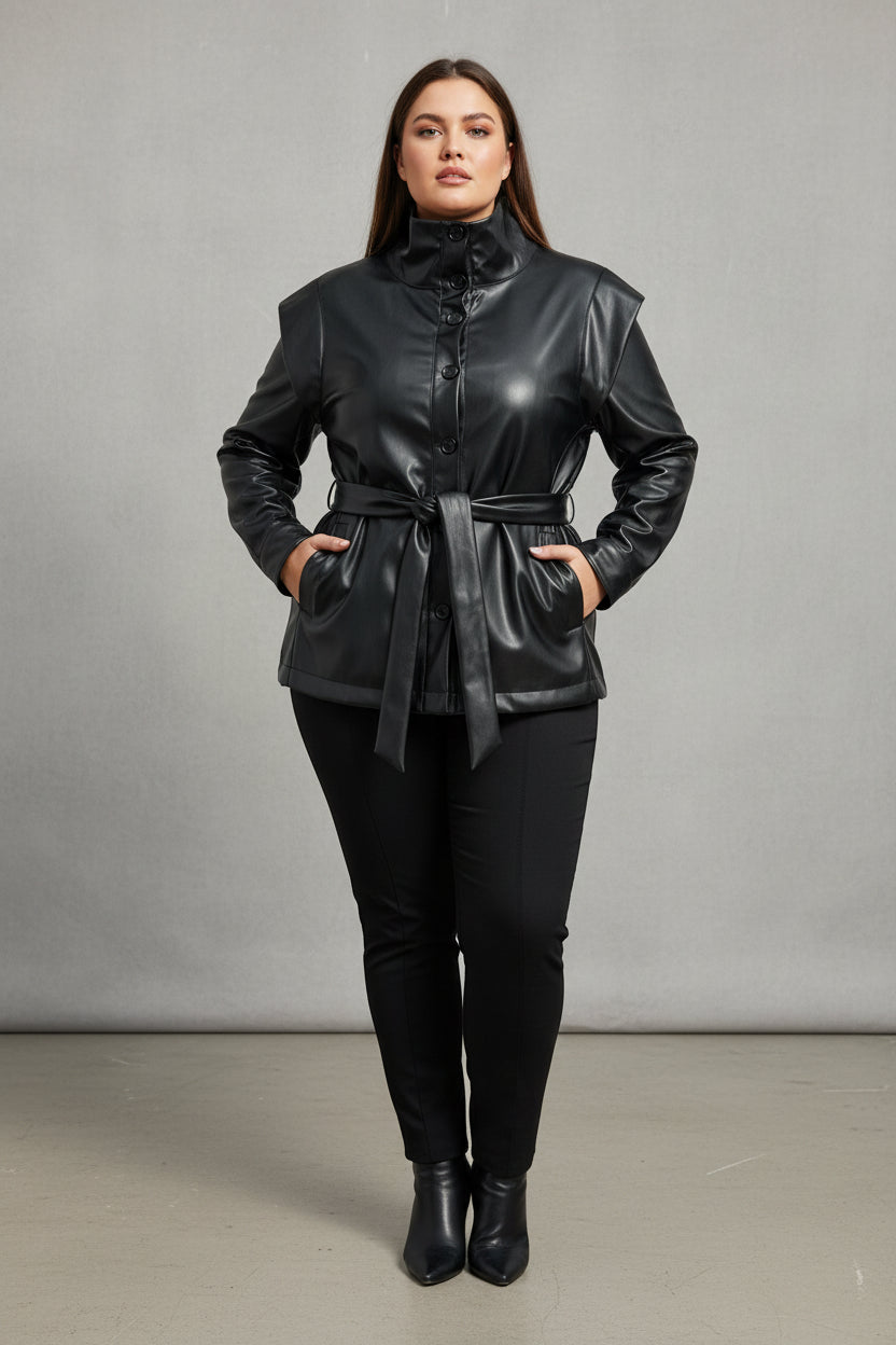 Giacca Curvy in Ecopelle Soft con Collo Alto, Spalline Mantellina e Cintura in Vita