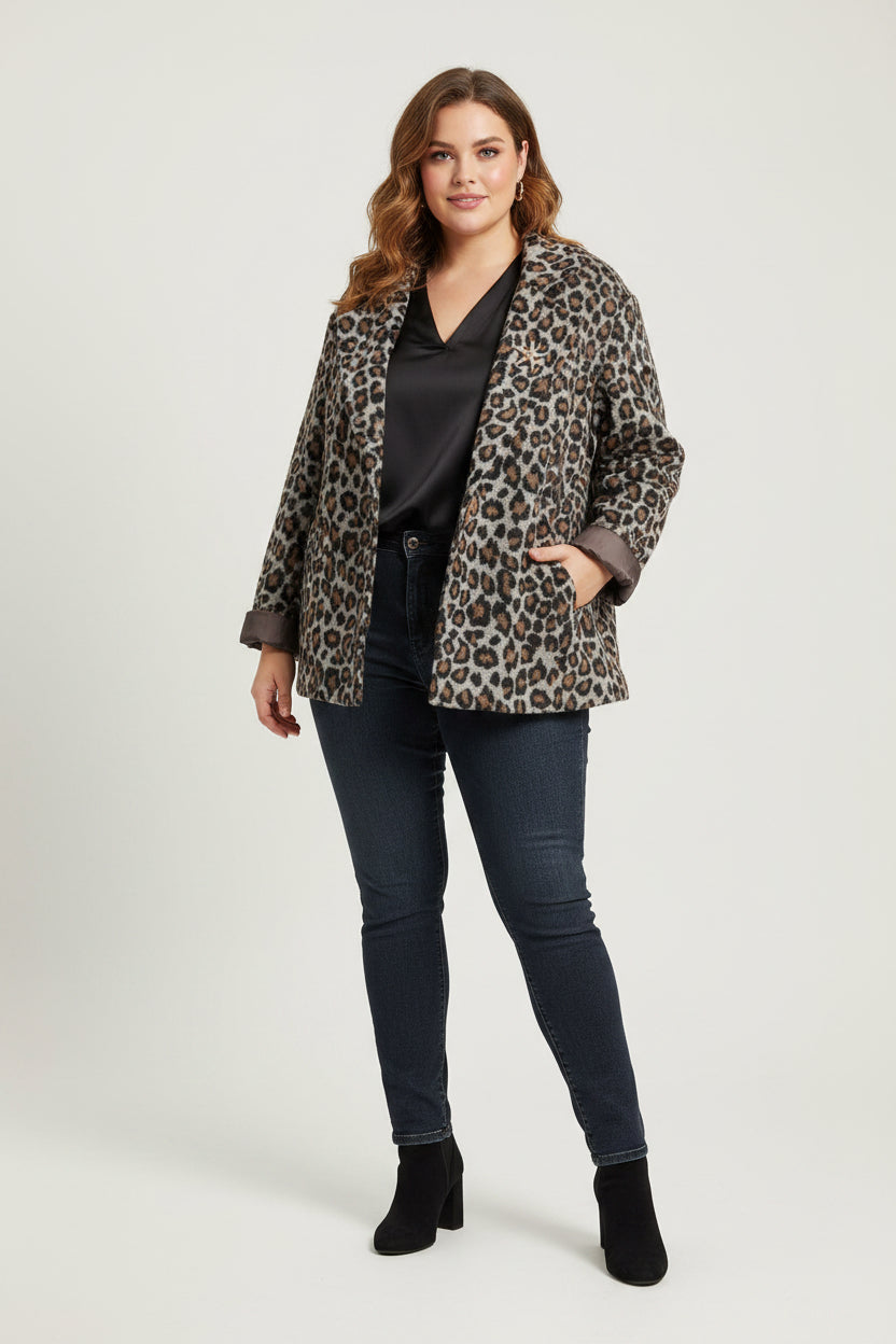 Giacca Cappottino Curvy Animalier in Tessuto Bouclé – Stampa Maculata con Spilla Gioiello