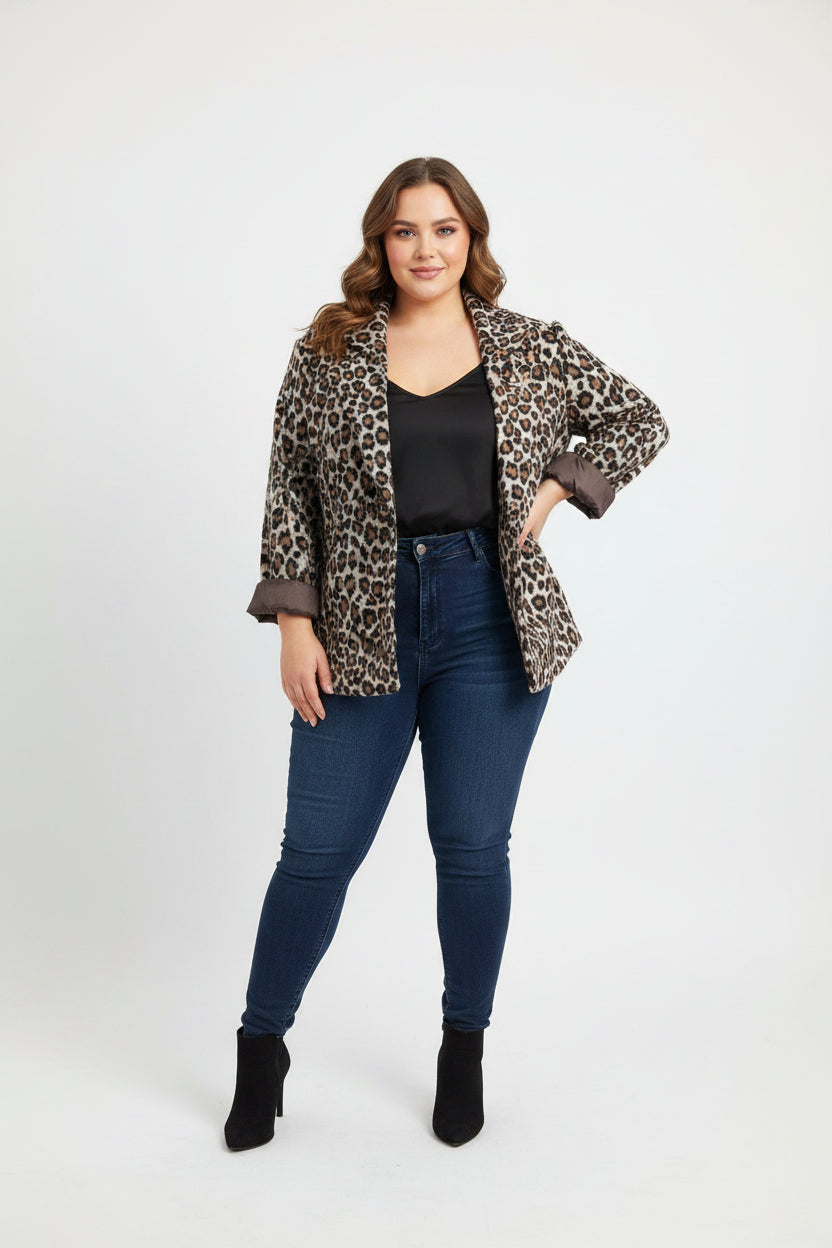 Giacca Cappottino Curvy Animalier in Tessuto Bouclé – Stampa Maculata con Spilla Gioiello