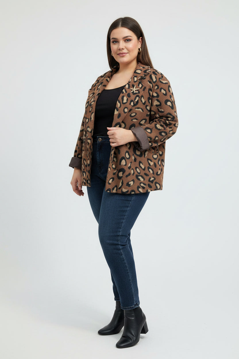 Giacca Cappottino Curvy Animalier in Tessuto Bouclé – Stampa Maculata con Spilla Gioiello