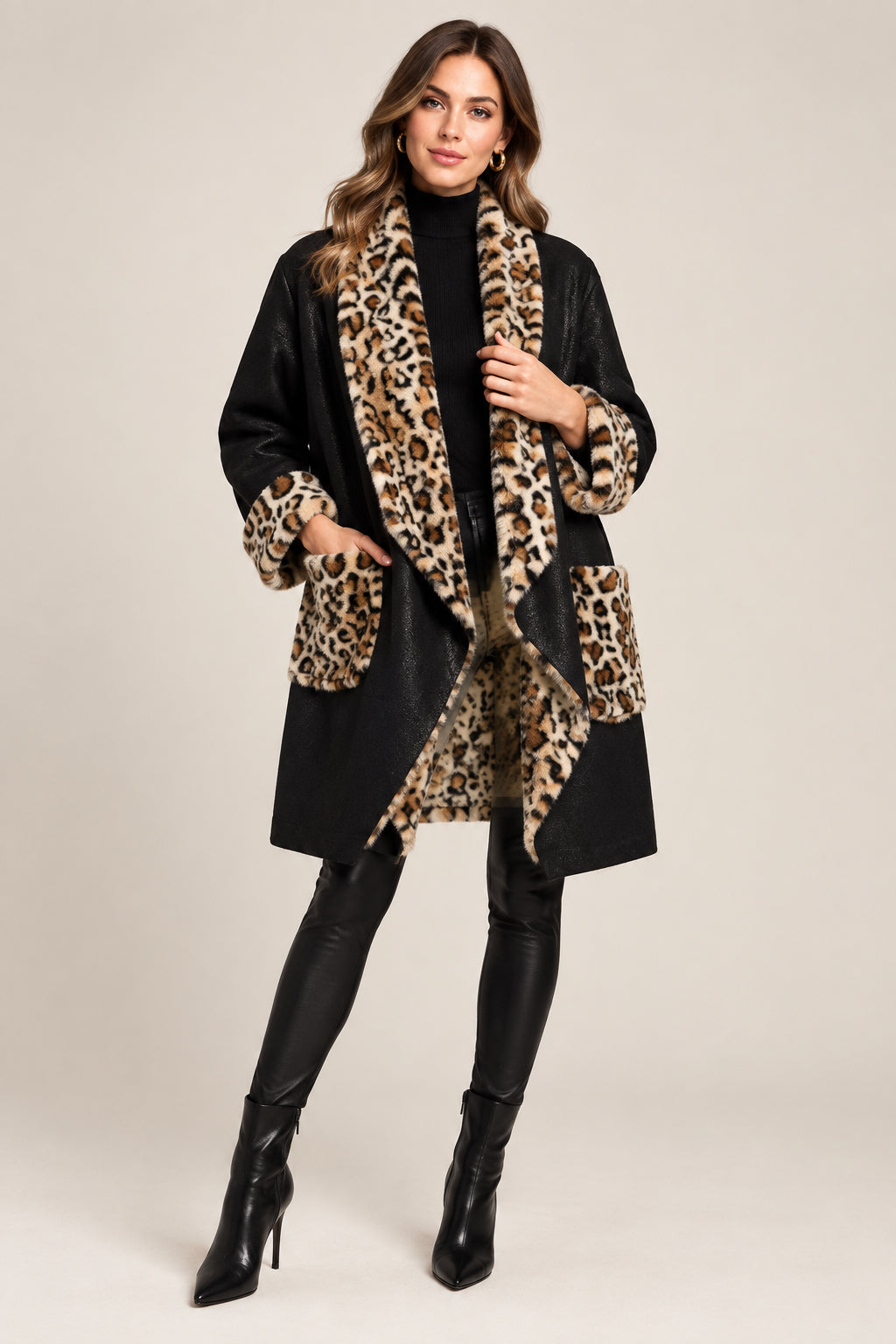 Capospalla Curvy Ecopelle e Ecopelliccia Maculata Cappotto Aperto Taglie Comode Stile Glamour