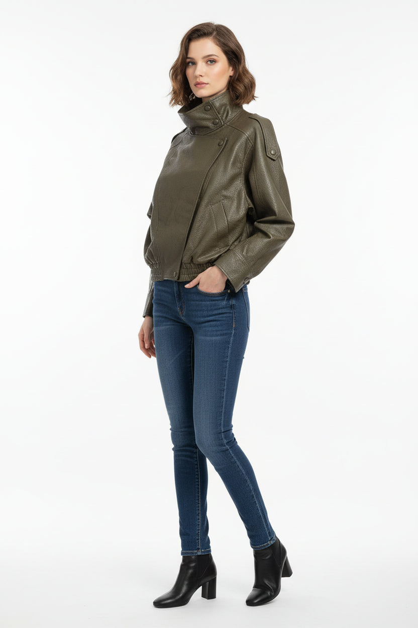 Giacca Curvy in Ecopelle Biker Modello Avvolgente con Collo Alto e Chiusura Asimmetrica